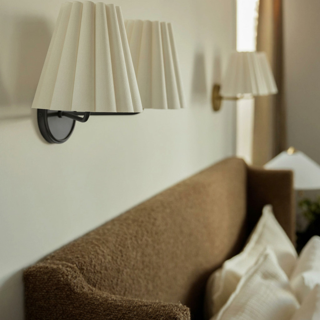 Ruffmeto wandlamp naast bank