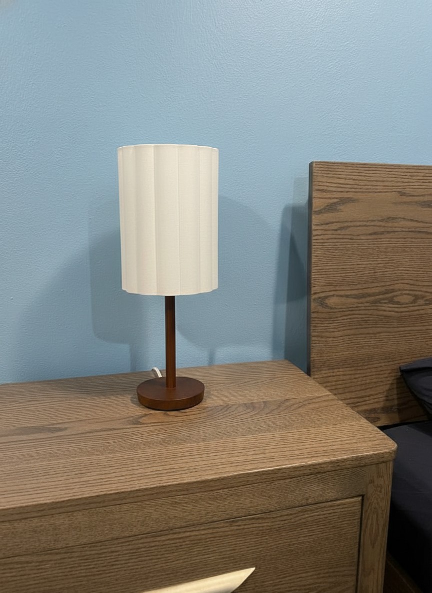 Klantfoto van Linbron tafellamp op houten nachtkastje
