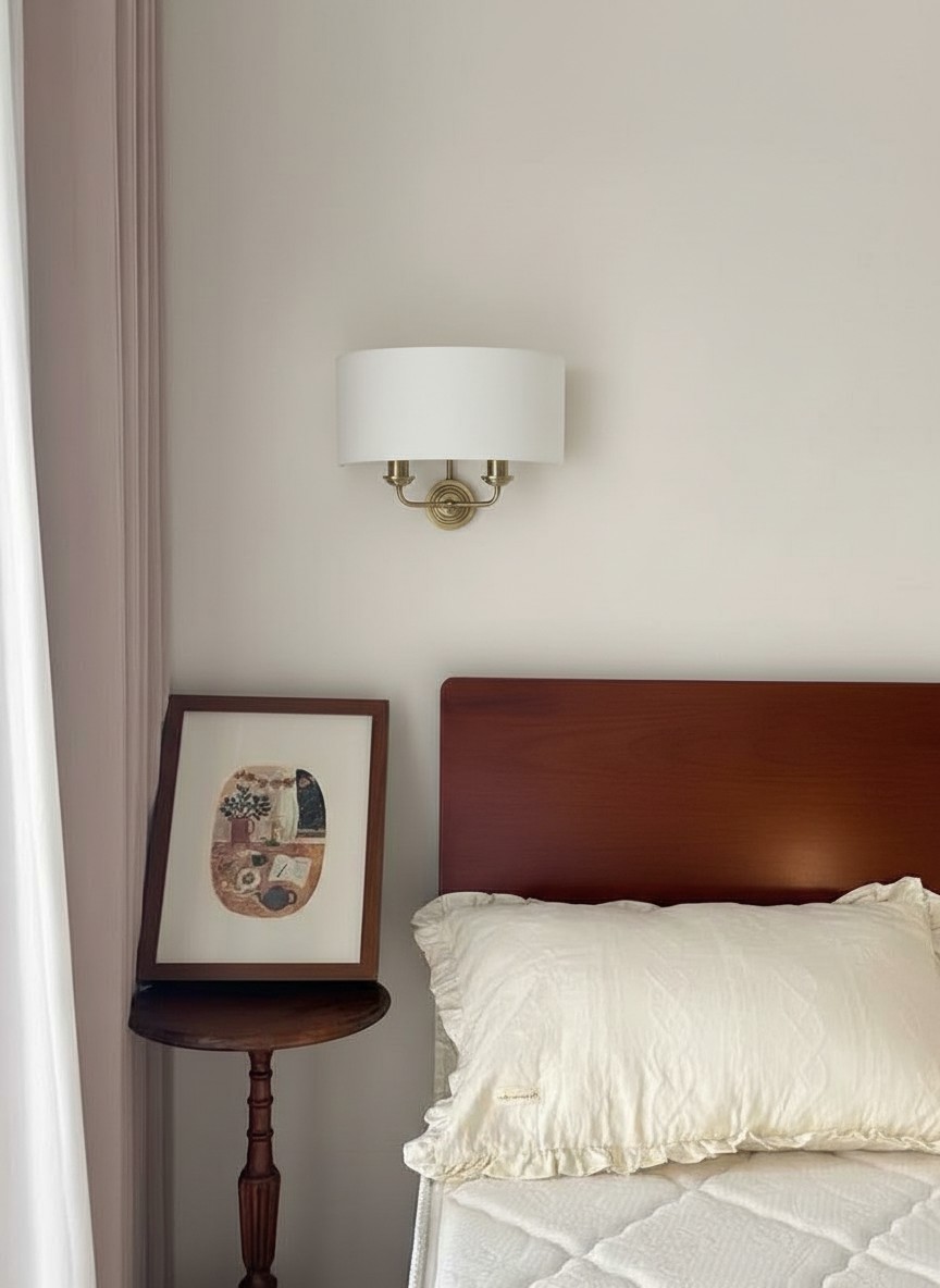 Tela wandlamp klantfoto naast een bed