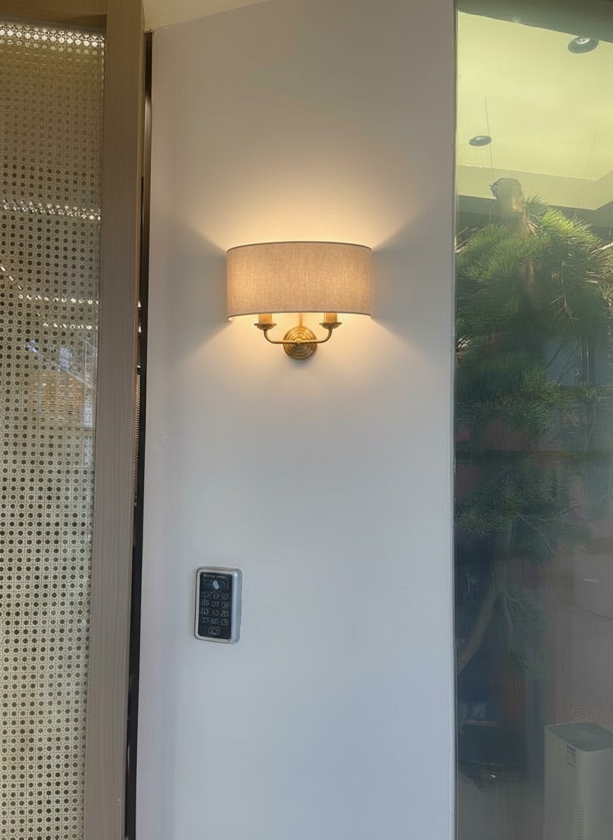 Tela wandlamp klantfoto bij een ingang