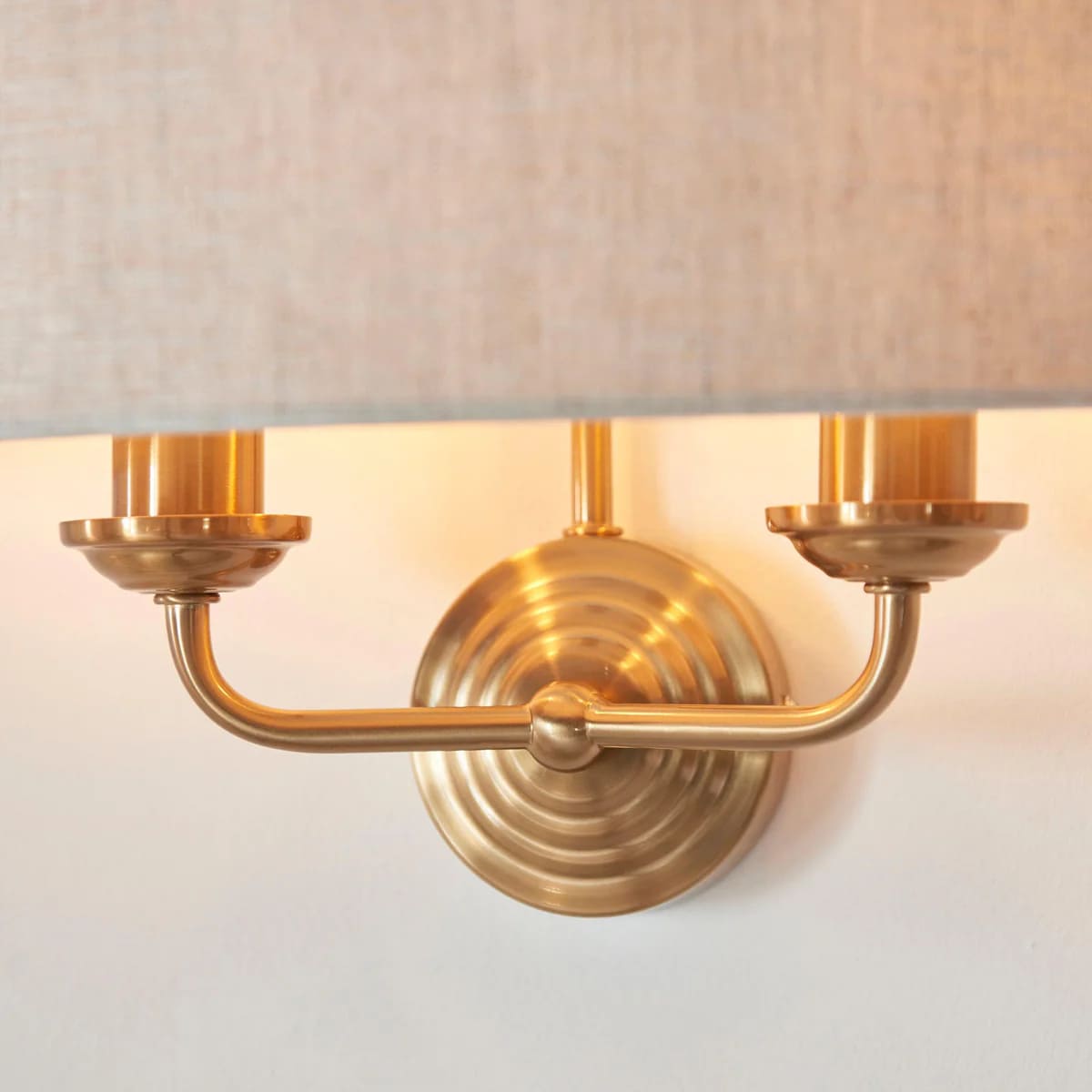 Detail van de stoffen kap en messing arm