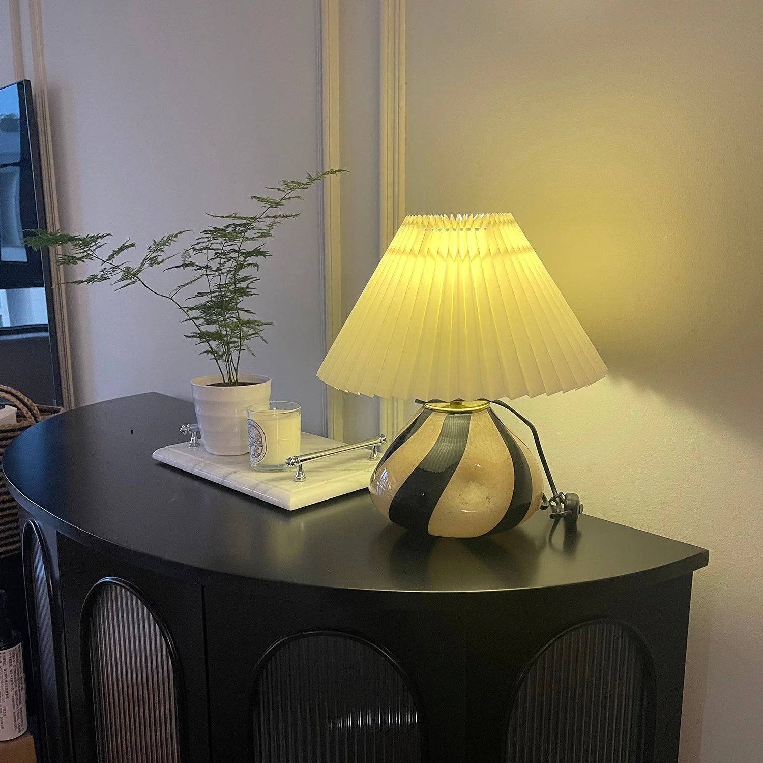 Klantfoto van de Undara tafellamp met warme verlichting