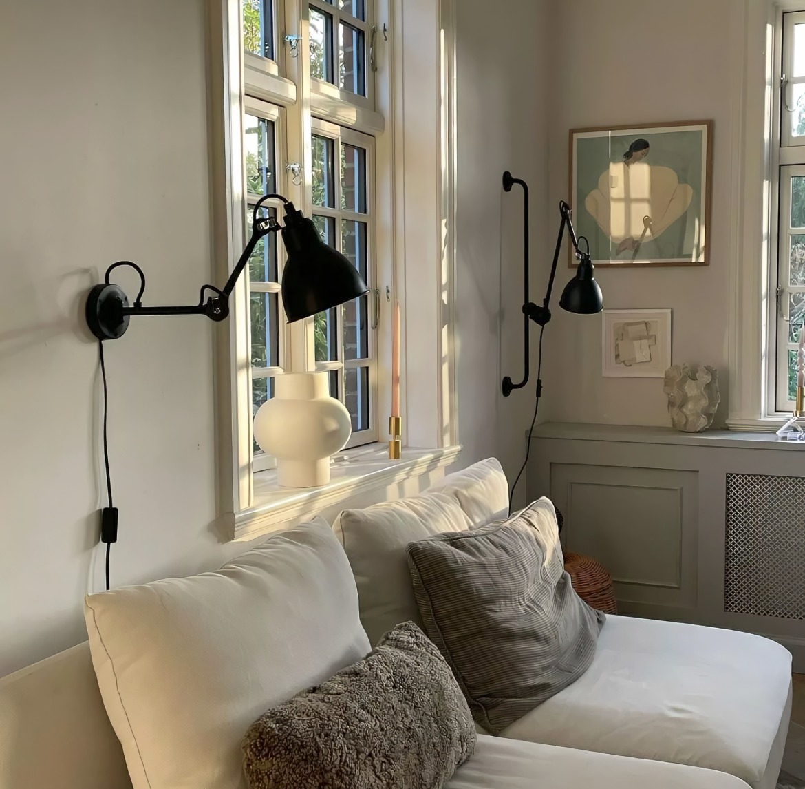 Wandlamp naast raam