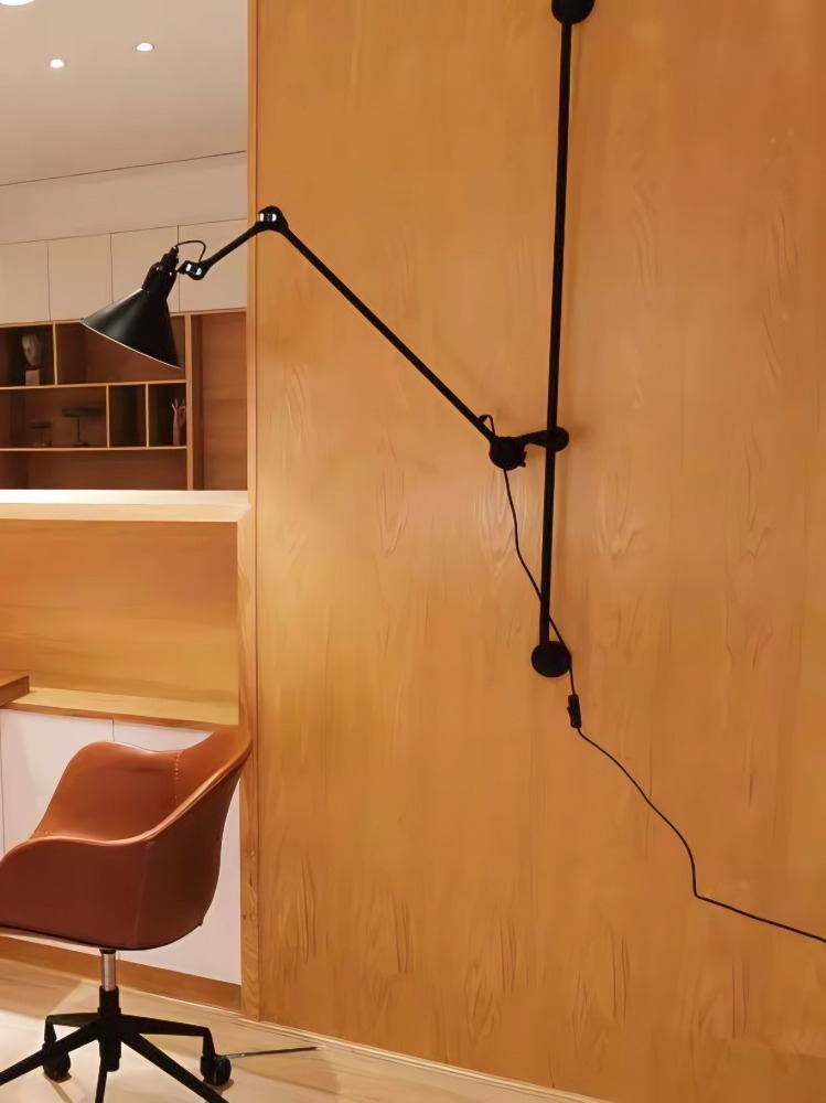 Wandlamp op houten wand