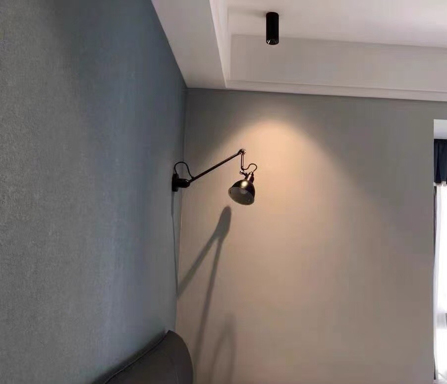 Verstelbare wandlamp in gebruik