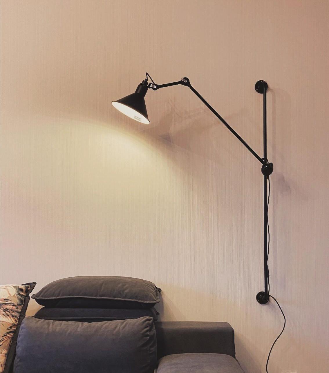 Wandlamp boven bank