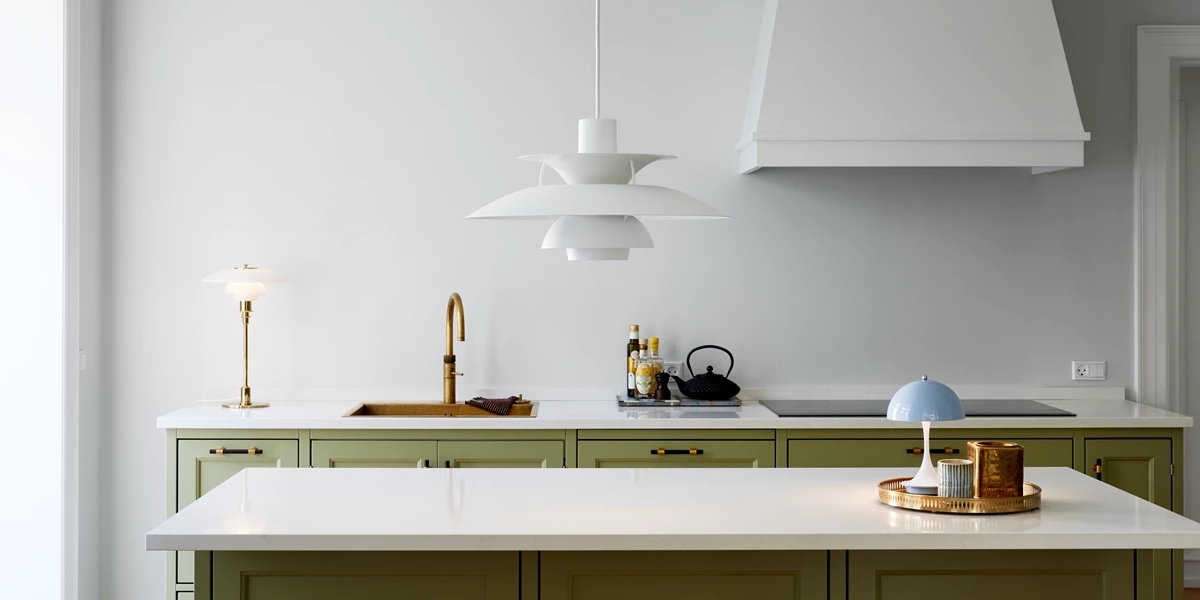 Hanglamp boven een tafel
