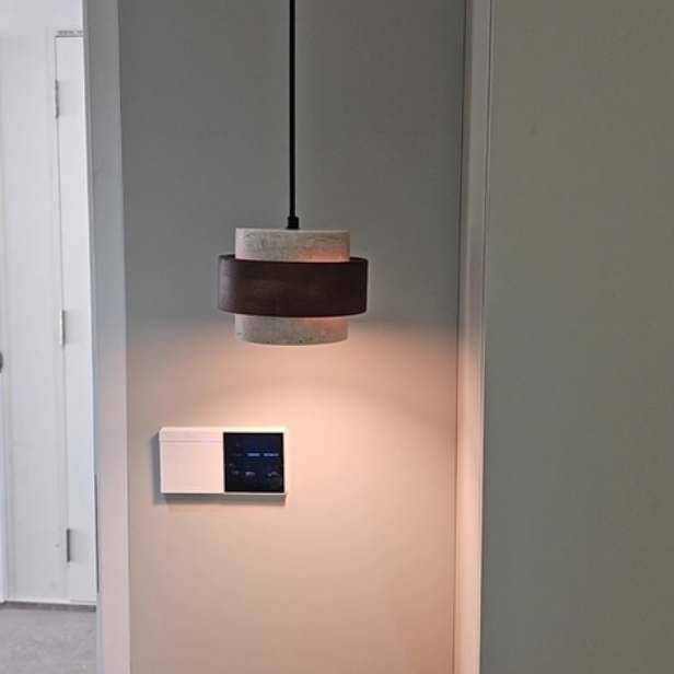 Klantfoto van hanglamp aan de wand