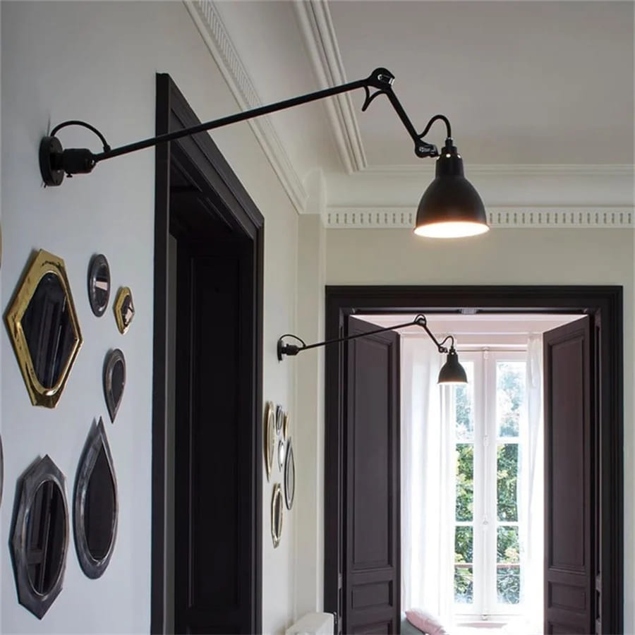 Wandlamp in doorgang woonkamer