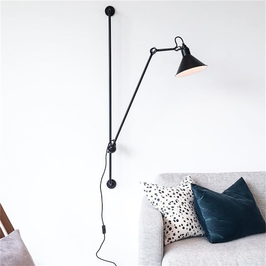 Wandlamp in woonkamer naast bank