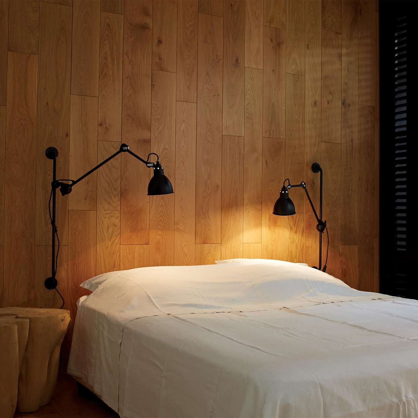 Twee wandlampen boven bed