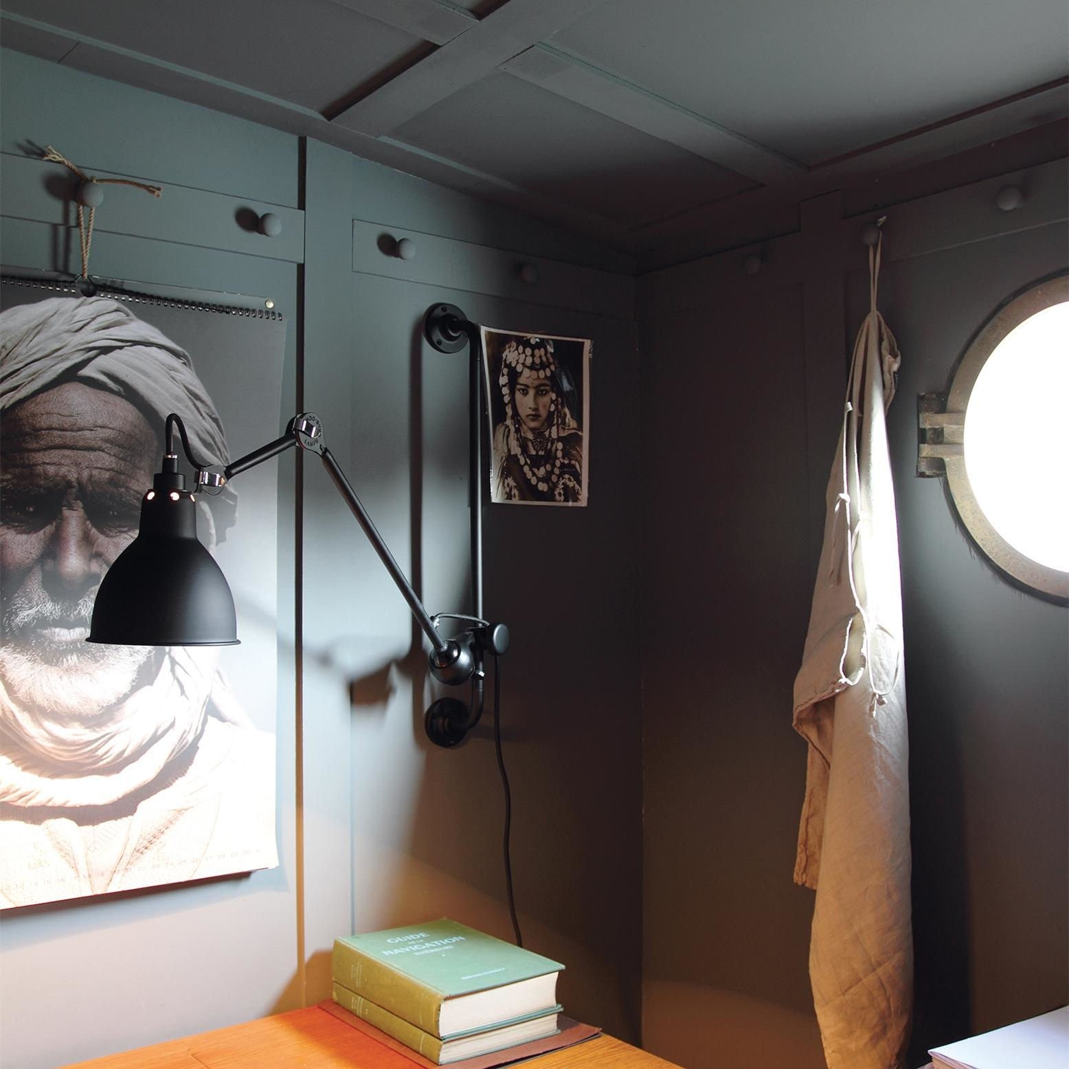 Studioruimte met zwarte wandlamp