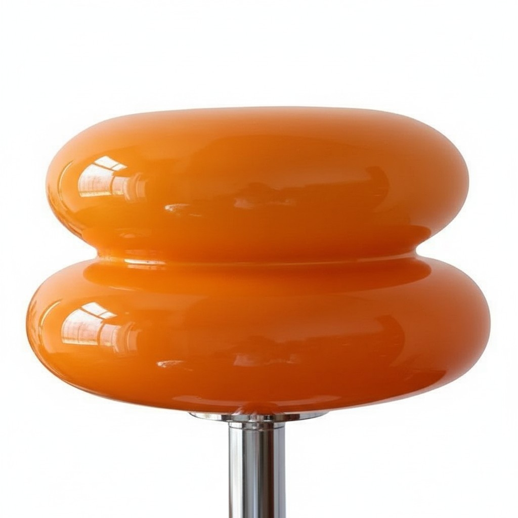 Detail van de oranje glazen kap