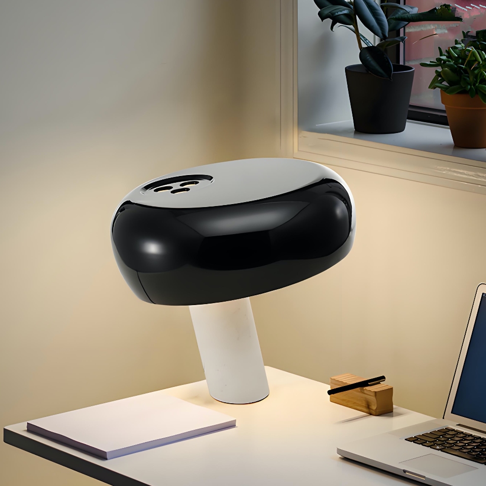 Zwarte tafellamp op bureau