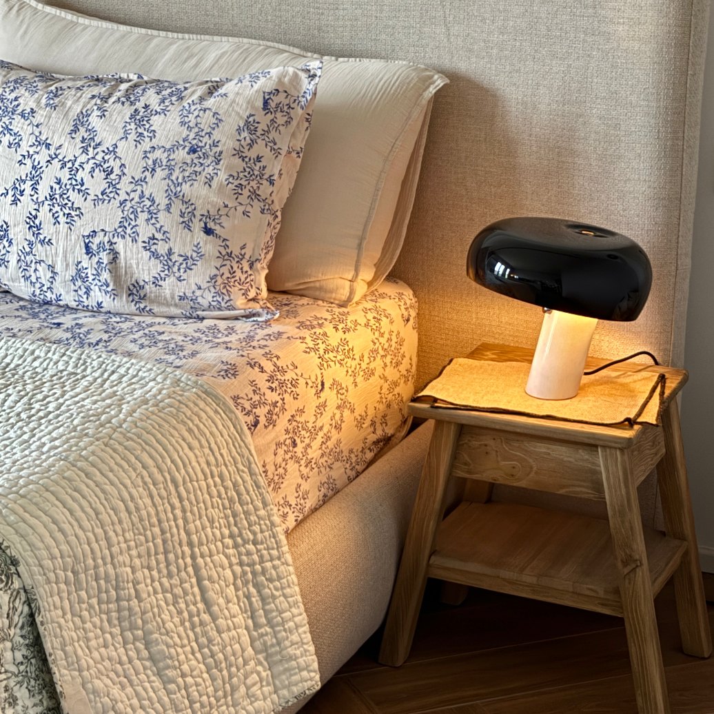 Klantfoto zwarte tafellamp naast bed