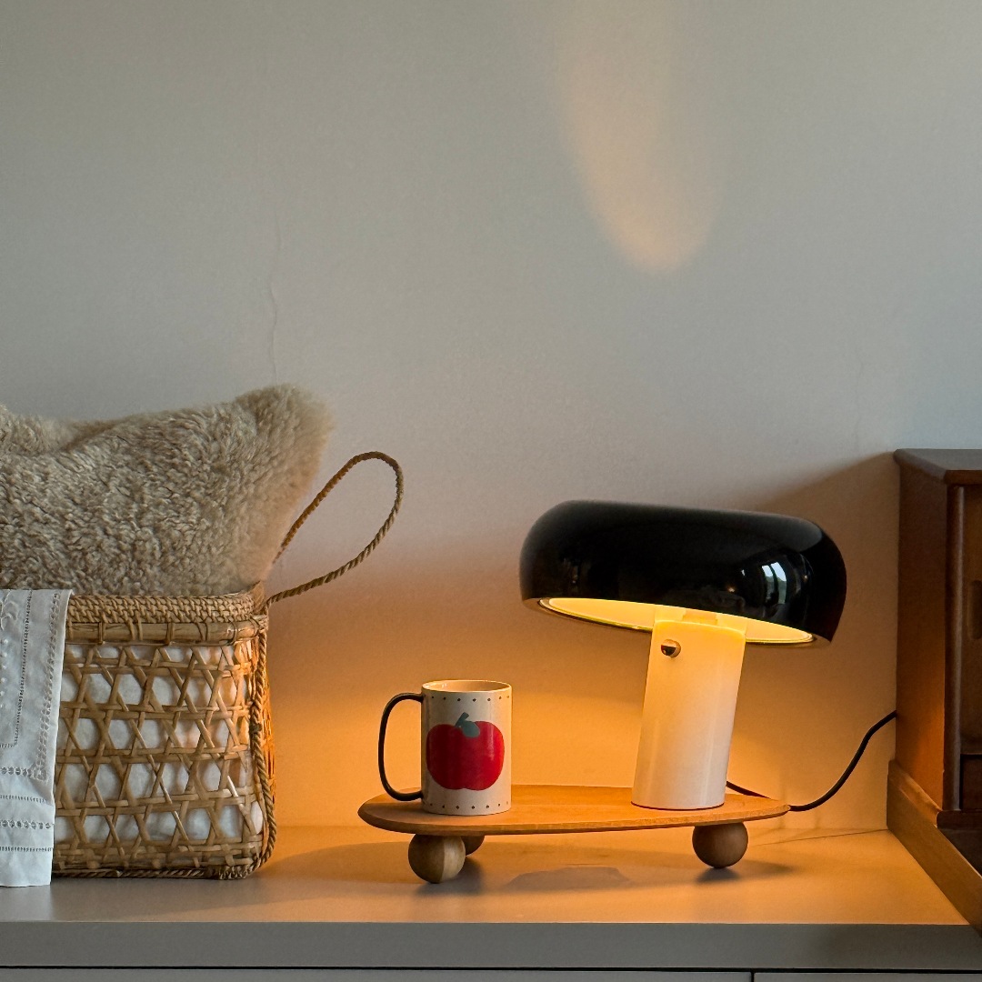 Klantfoto zwarte tafellamp met warm licht