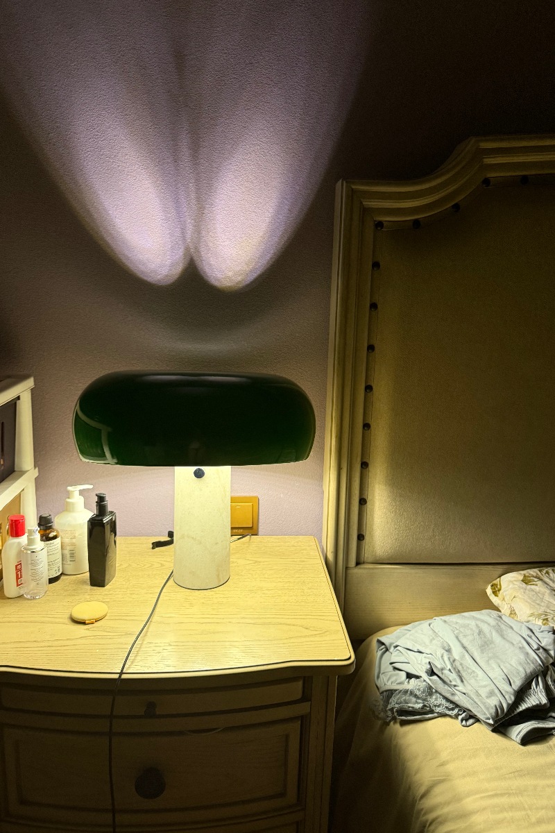 Klantfoto groene tafellamp op nachtkastje
