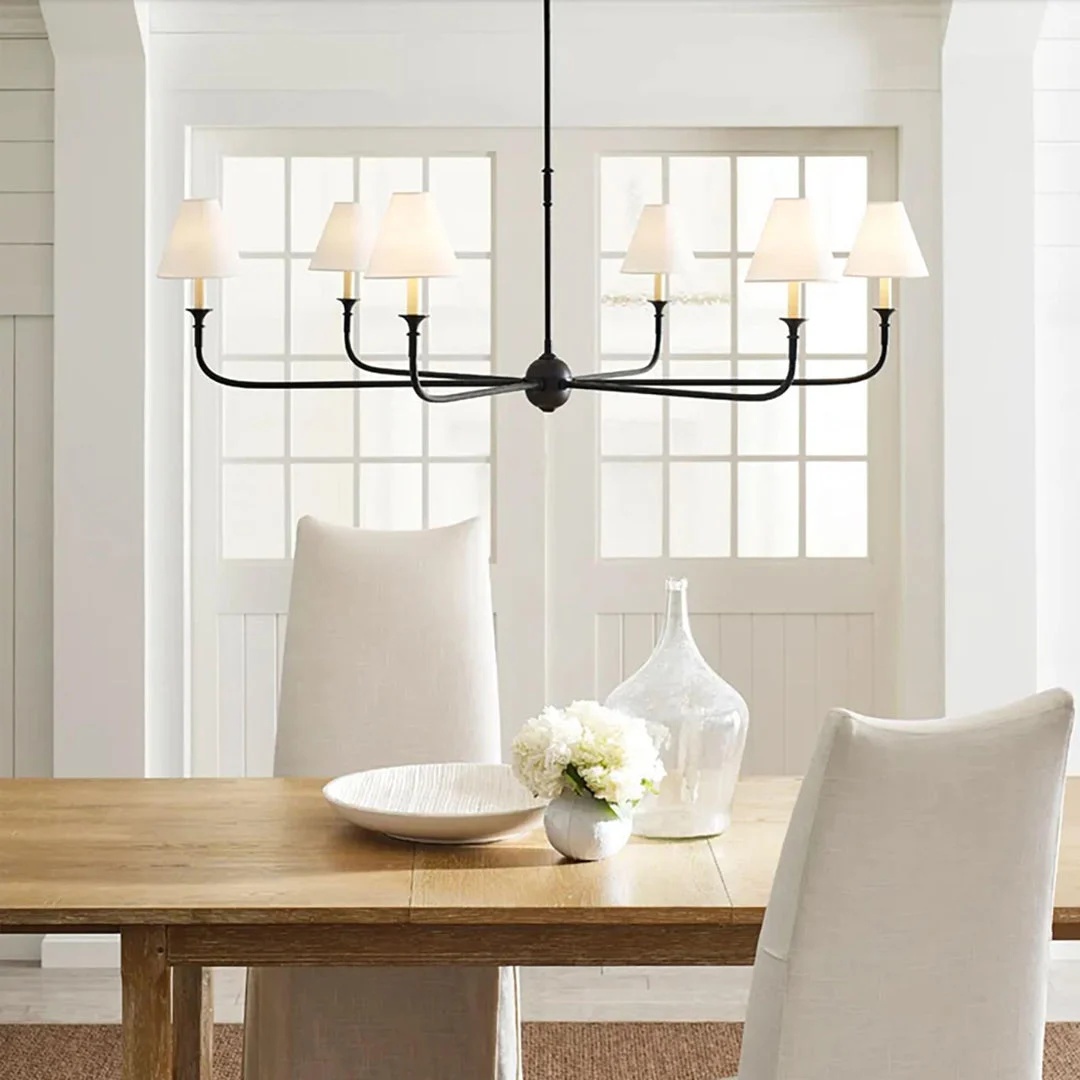 Piaf Grande kroonluchter boven houten tafel