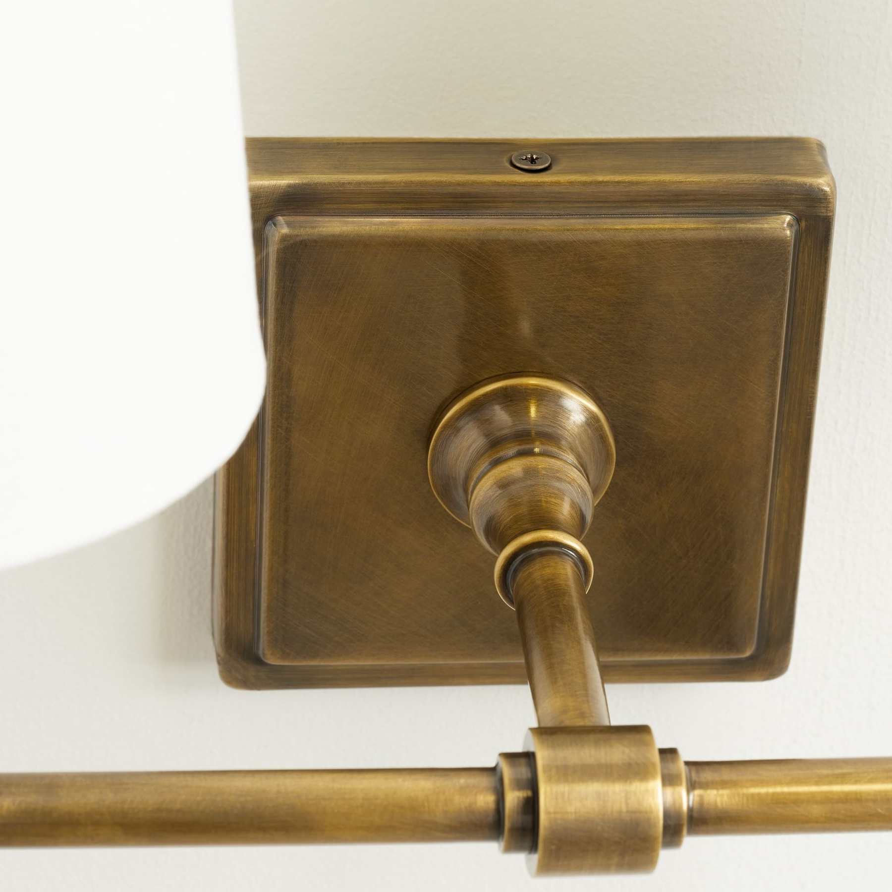 Metalen bevestigingsdetail van Derlina wandlamp