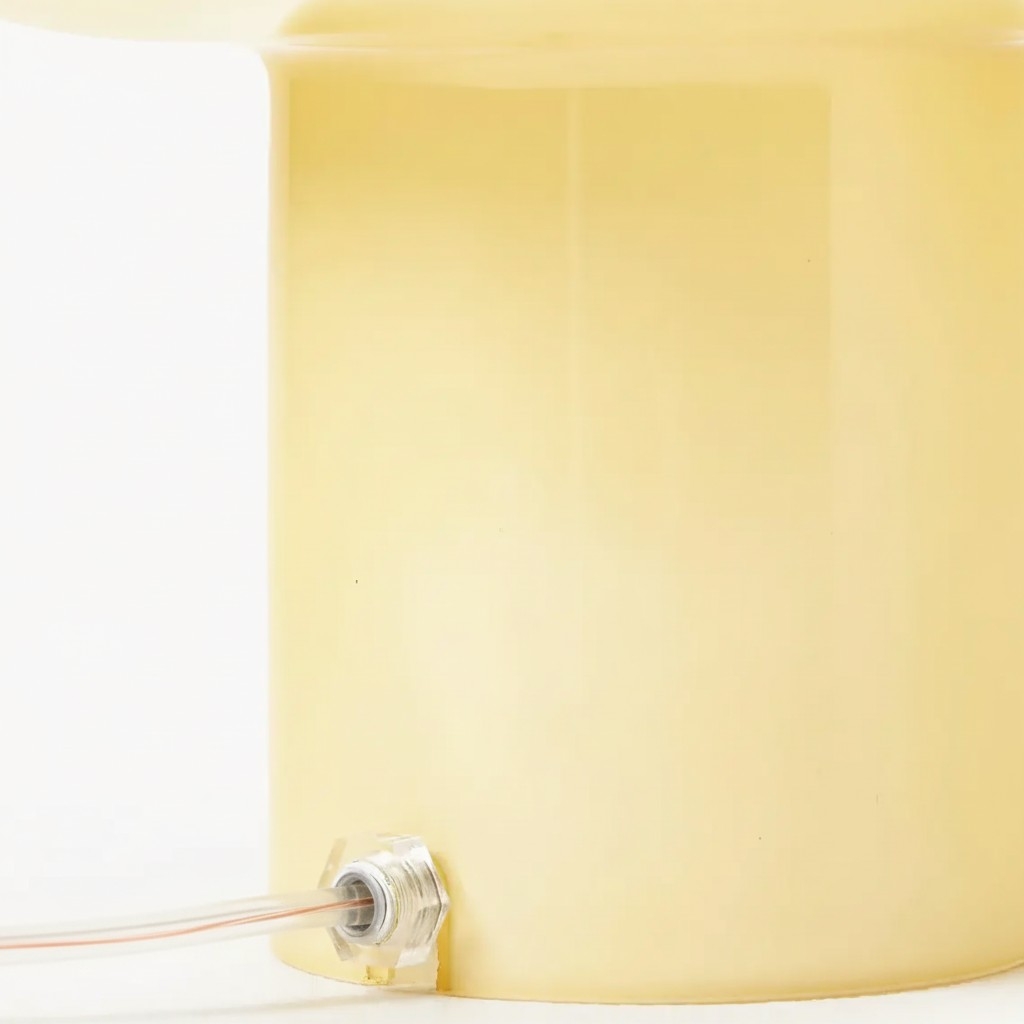 Kabeldetail van opaalglas tafellamp
