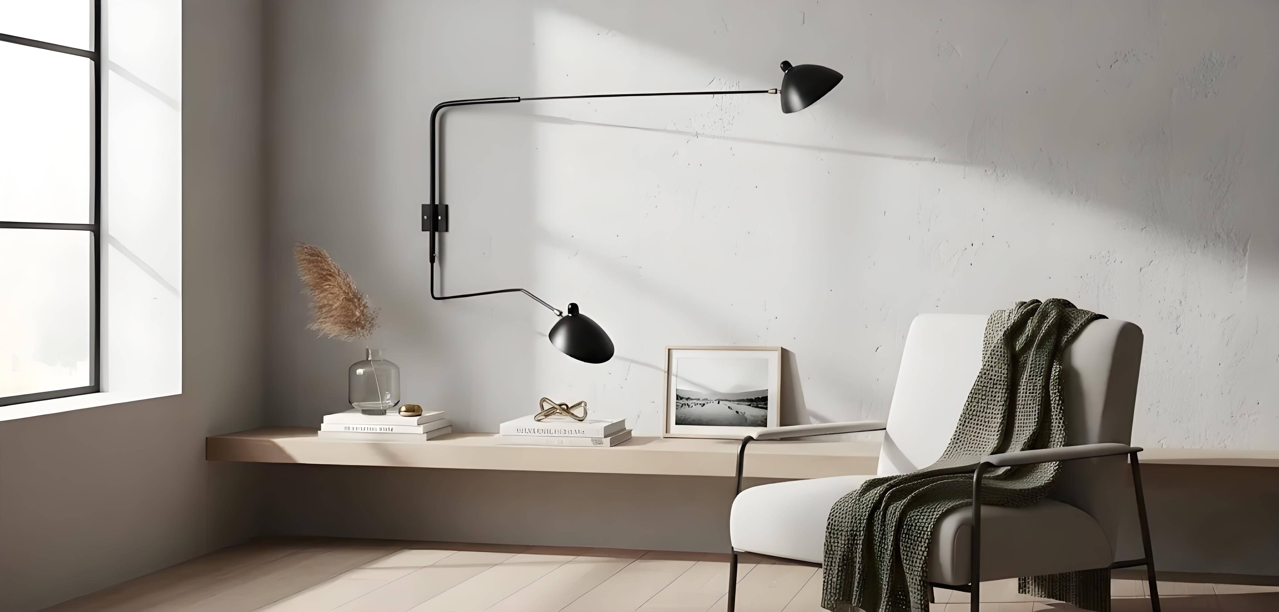 Verstelbare zwenkarm wandlamp in een lichte woonkamer