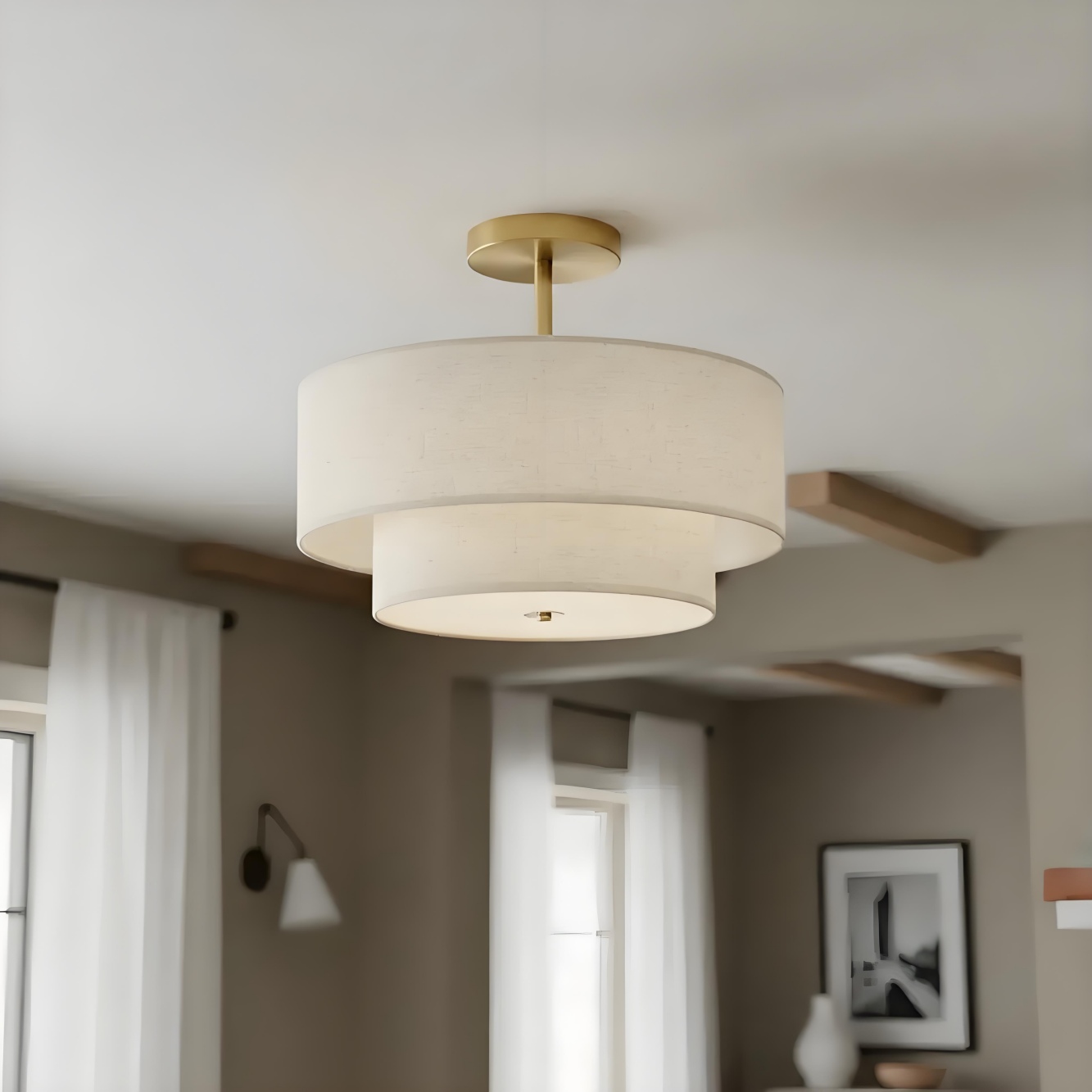 Plafondlamp met gouden afwerking in interieur