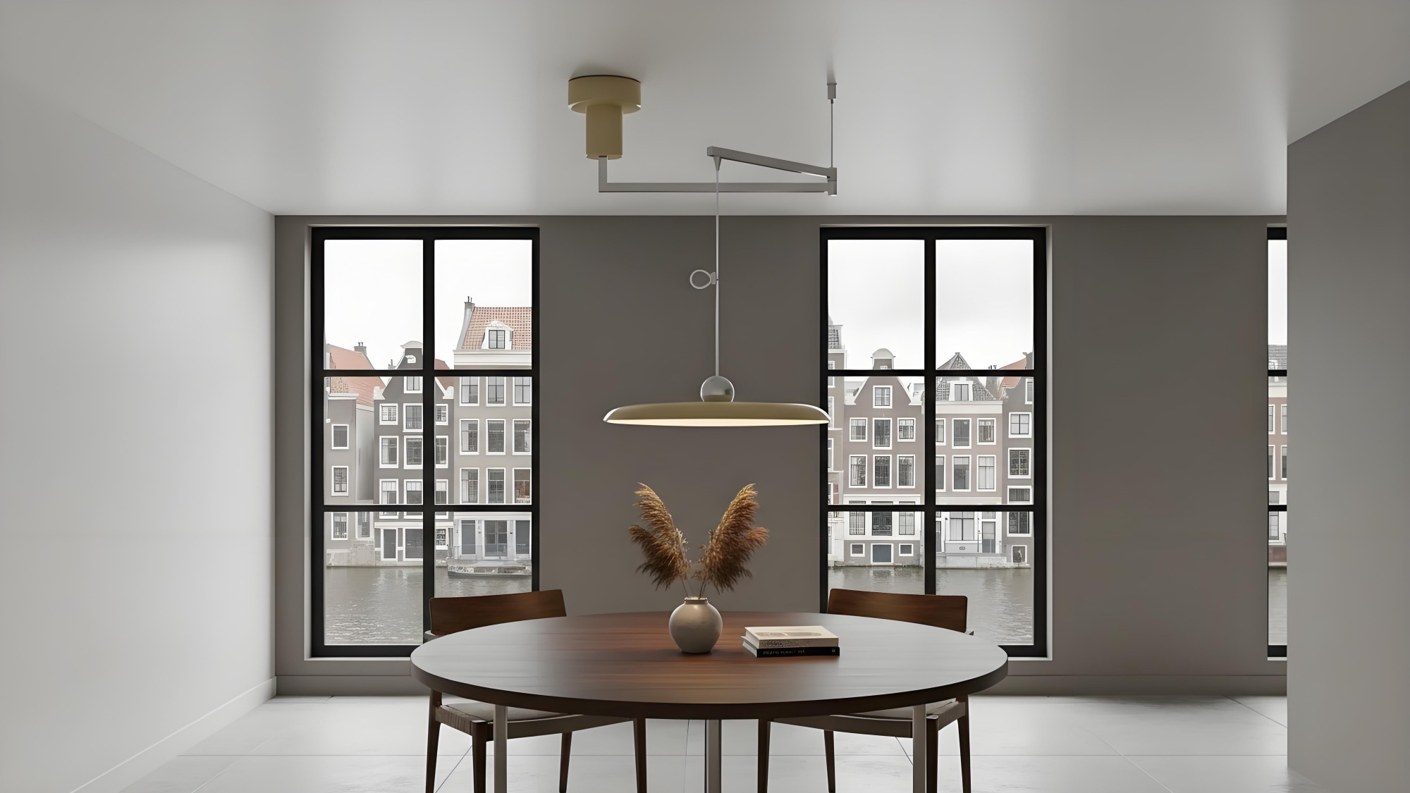 Verstelbare zwenkarm hanglamp boven een eettafel