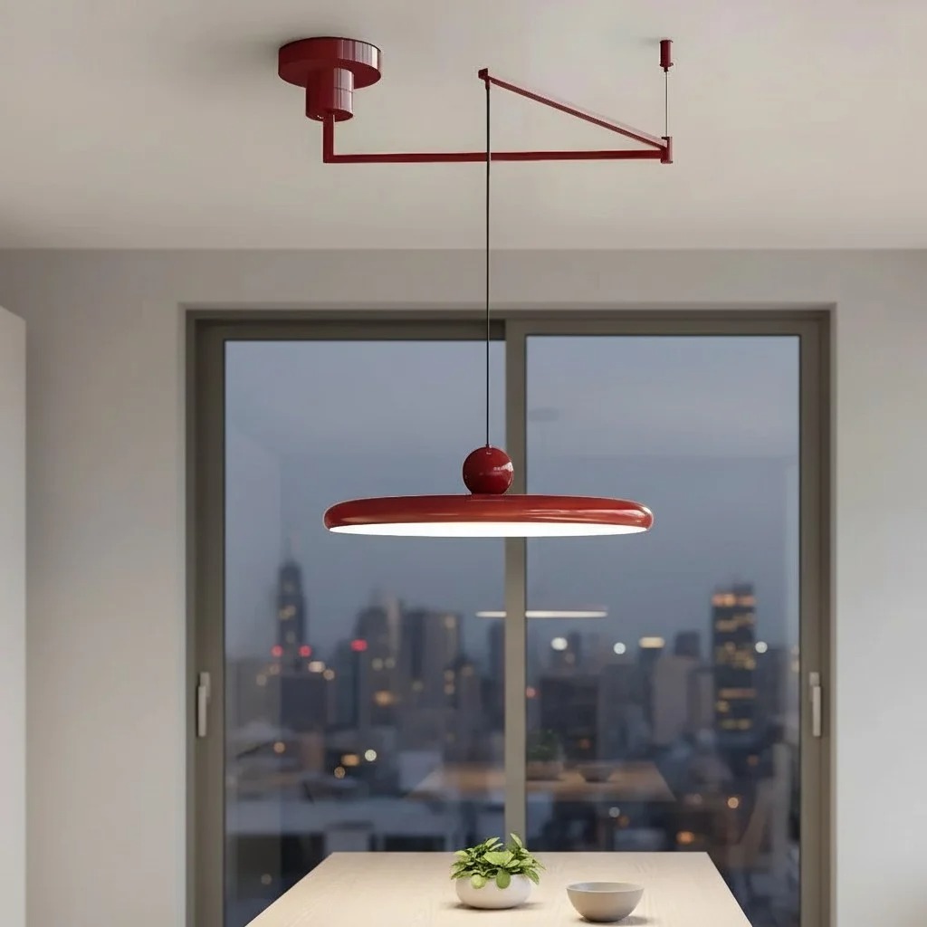 Rode zwenkarm hanglamp boven een tafel bij het raam