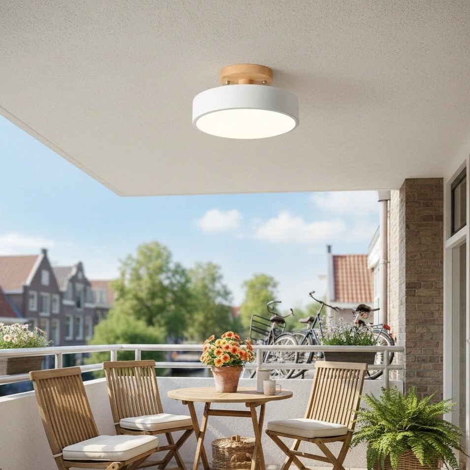 Witte plafondlamp op balkon