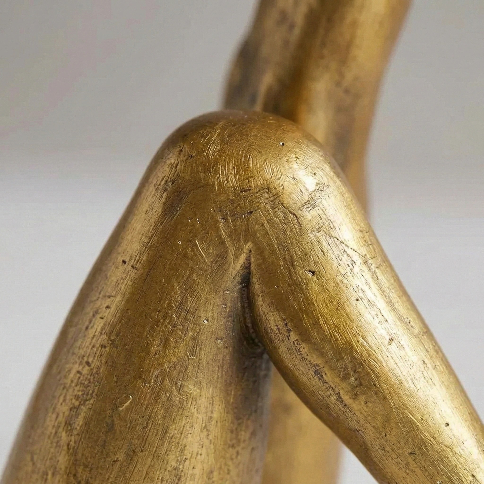 Materiaaldetail van de gouden kaarsenhouder