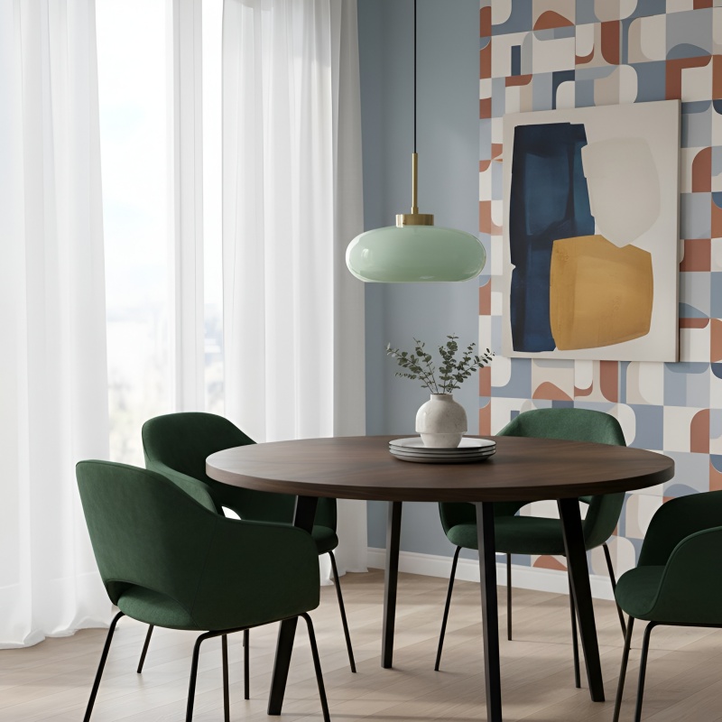 Groene Bauhaus hanglamp boven ronde eettafel