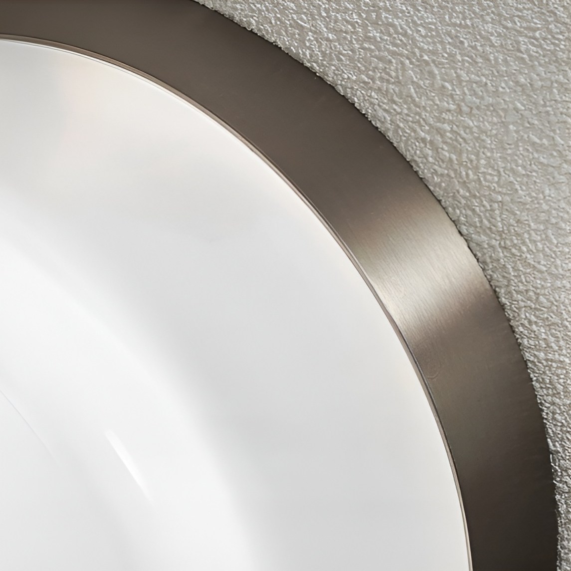 Metalen rand en diffuser detail van de LumiCurve wandlamp