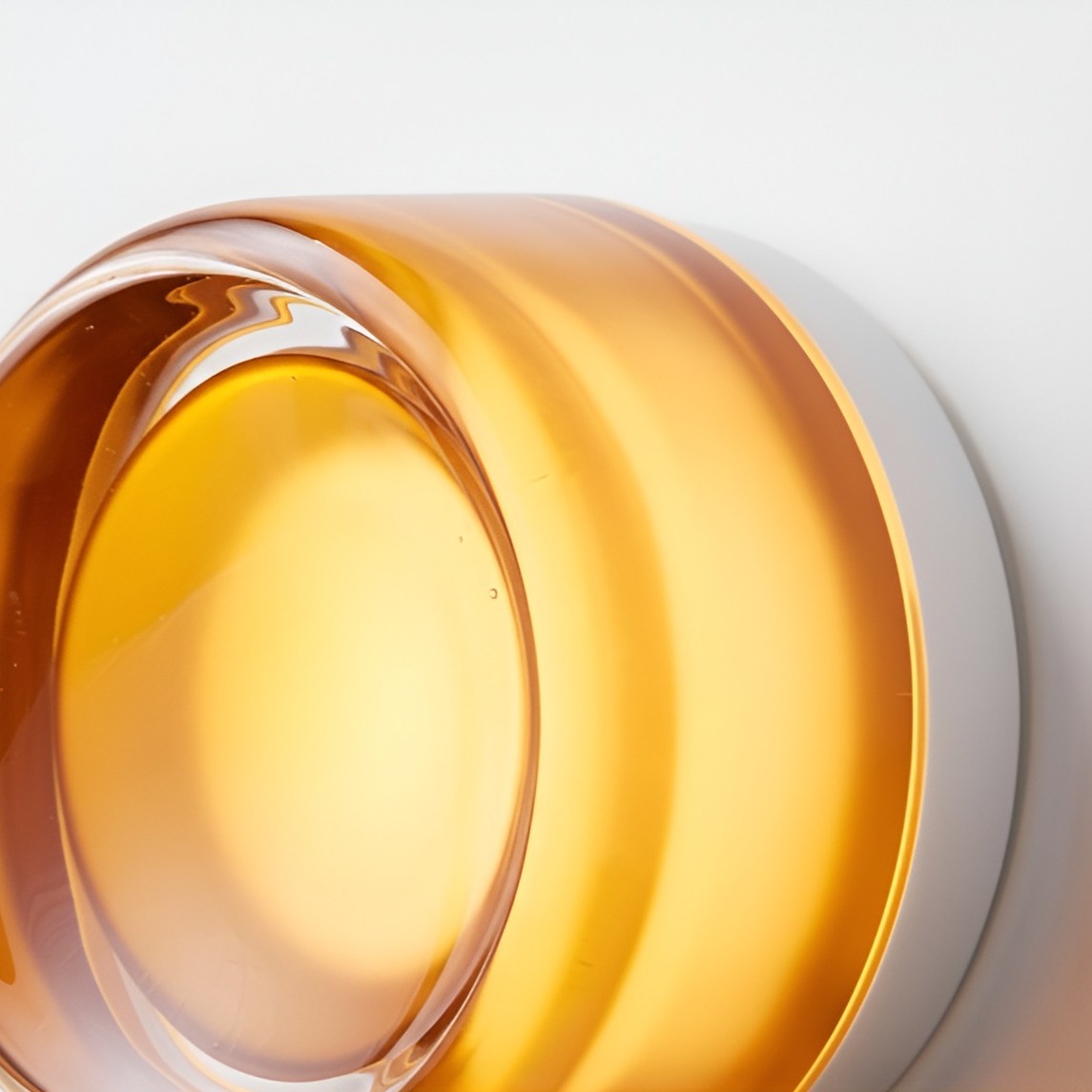 Amber acryl detail van de LumiCurve wandlamp