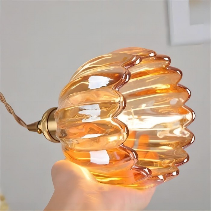 Amber bloemvormige glazen kap detail