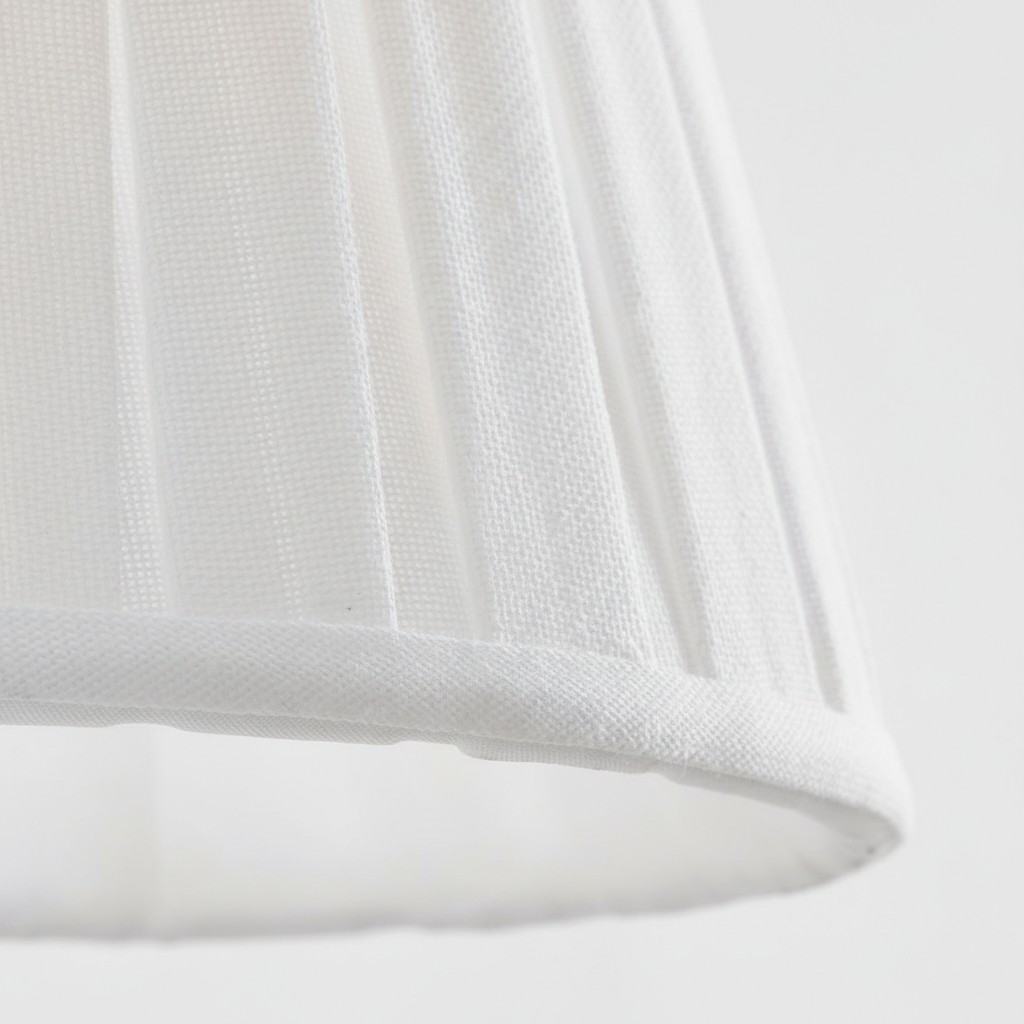 Detail van witte stoffen lampenkap