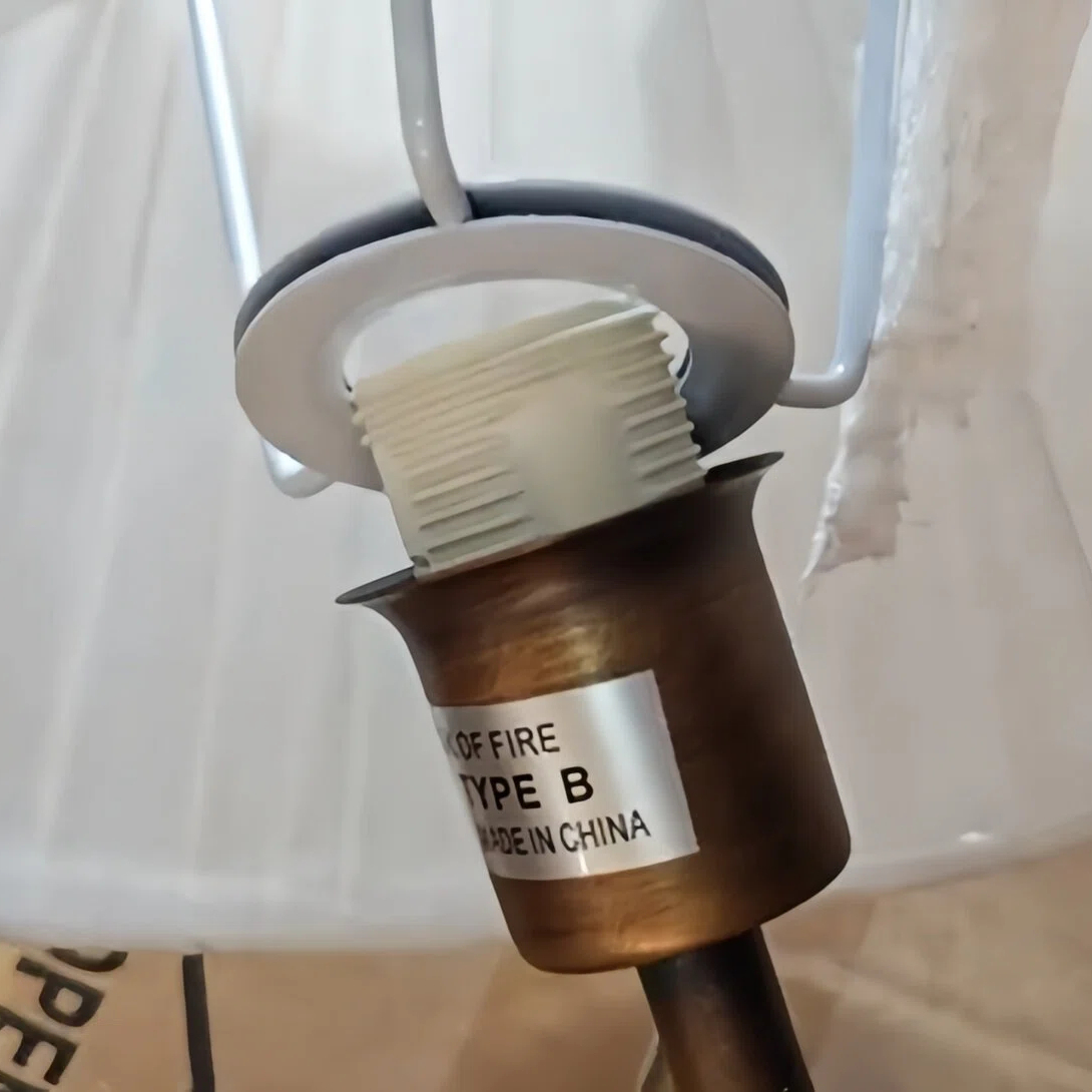 Monteer de nieuwe lampenkap.