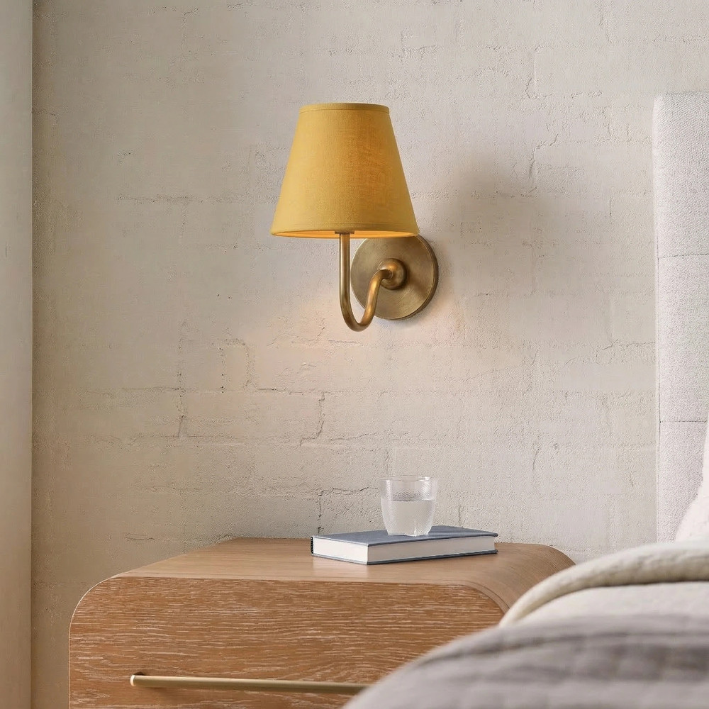 Luvora wandlamp naast bed