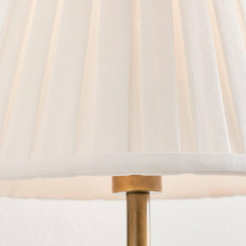 Witte lampenkap met warm licht