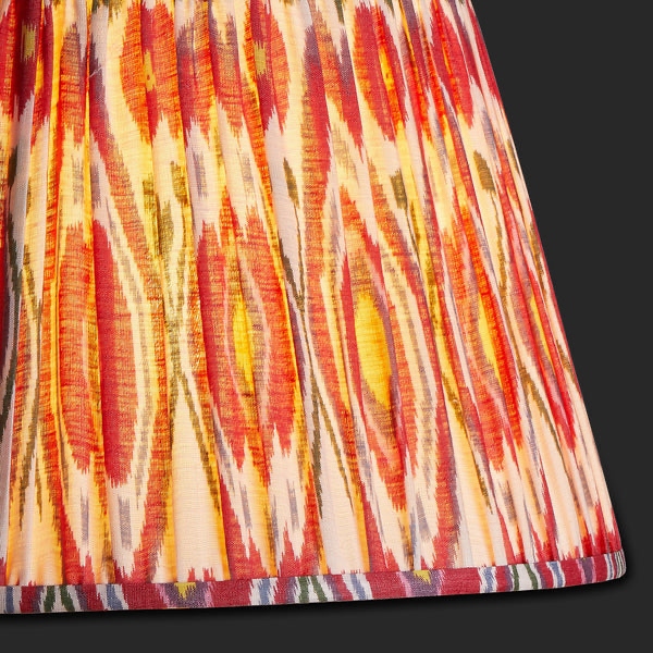 Verlichte kleurrijke stoffen lampenkap detail