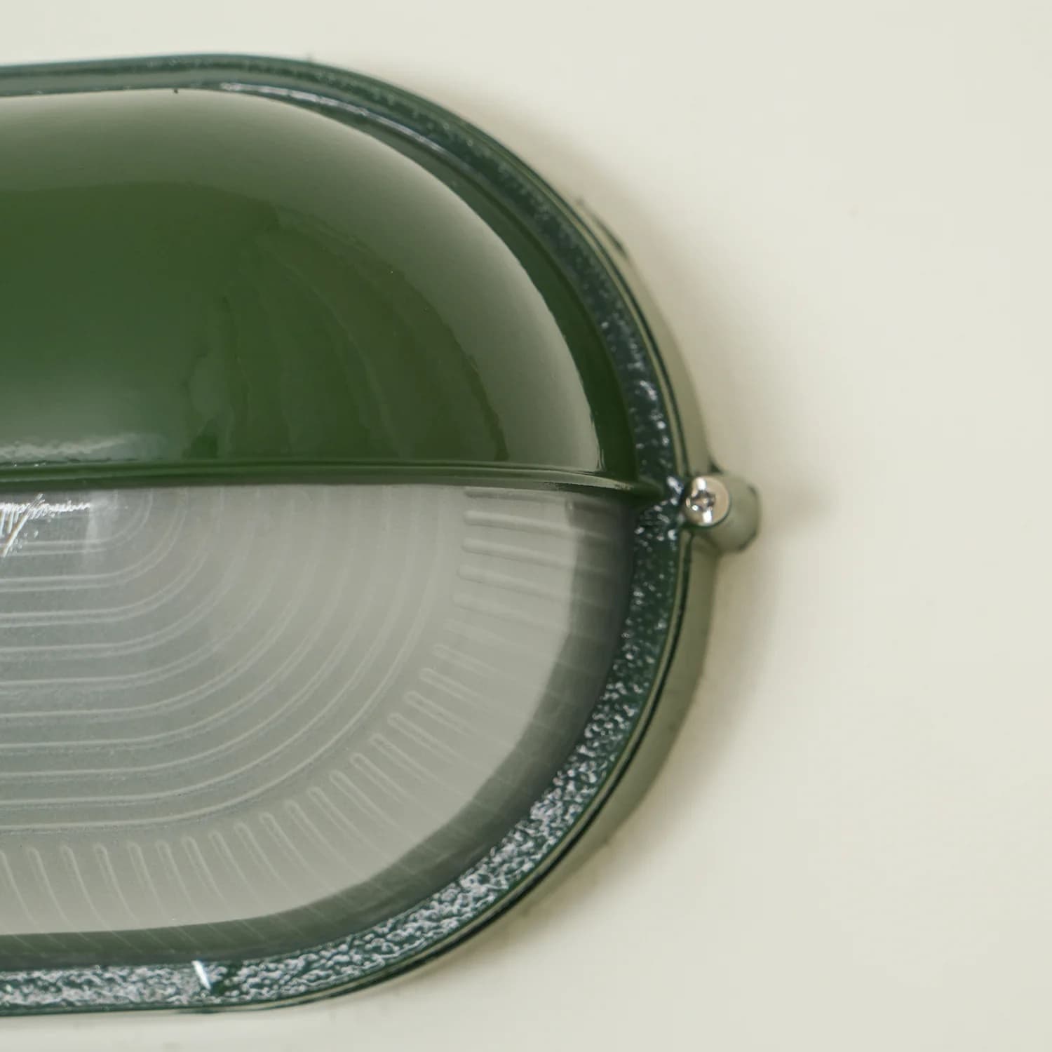 Detail van de Docka wandlamp met groene afwerking