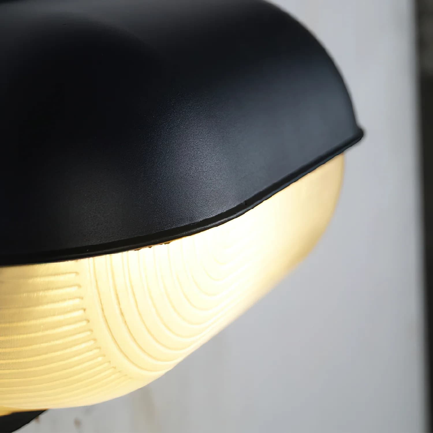 Detail van de Docka wandlamp met warm licht