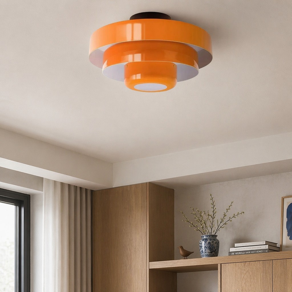 Oranje Veleora plafondlamp in een lichte kamer