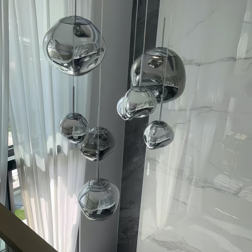 Zilveren lavaglas hanglampen in echt interieur