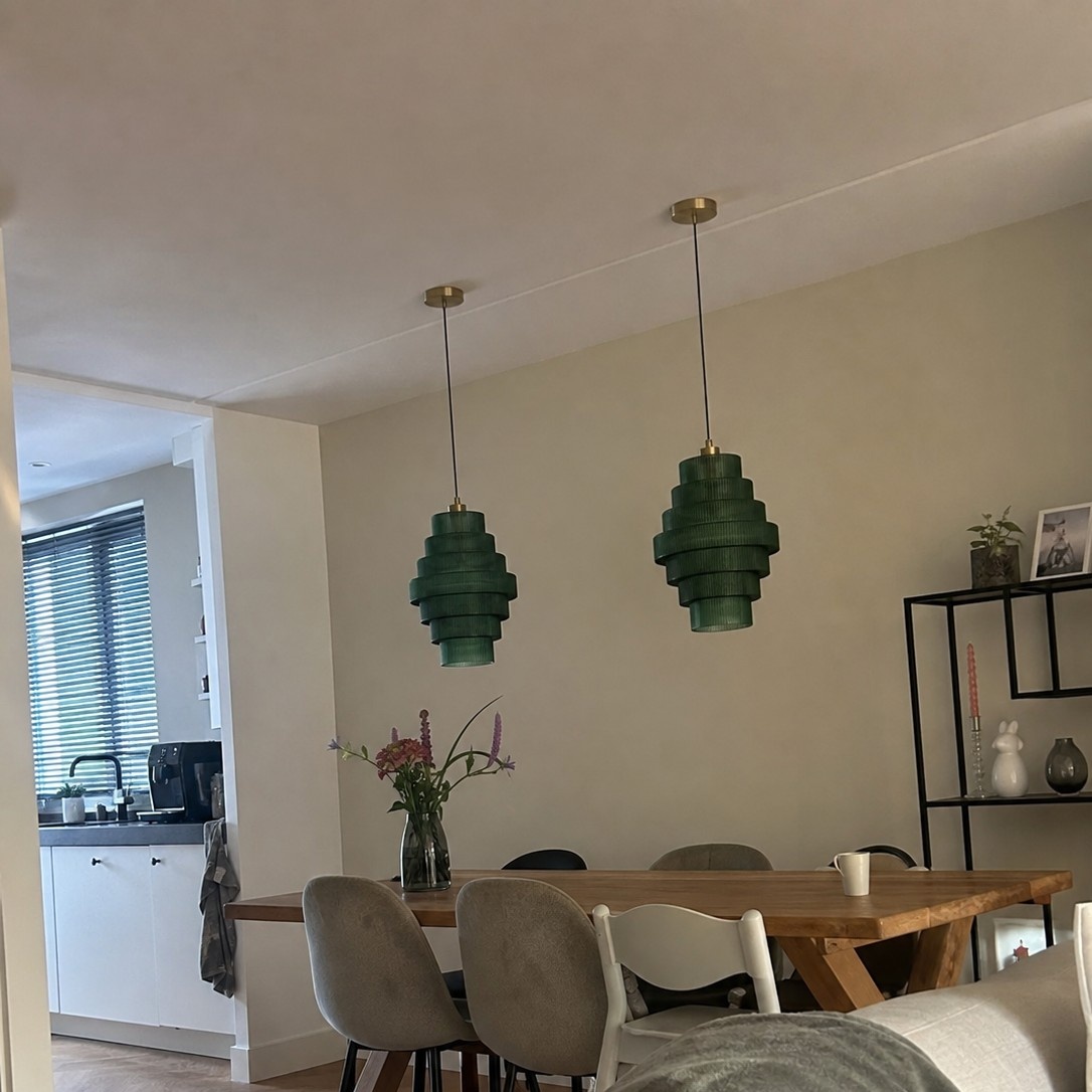 Klantfoto van groene Kaleon hanglampen boven eettafel