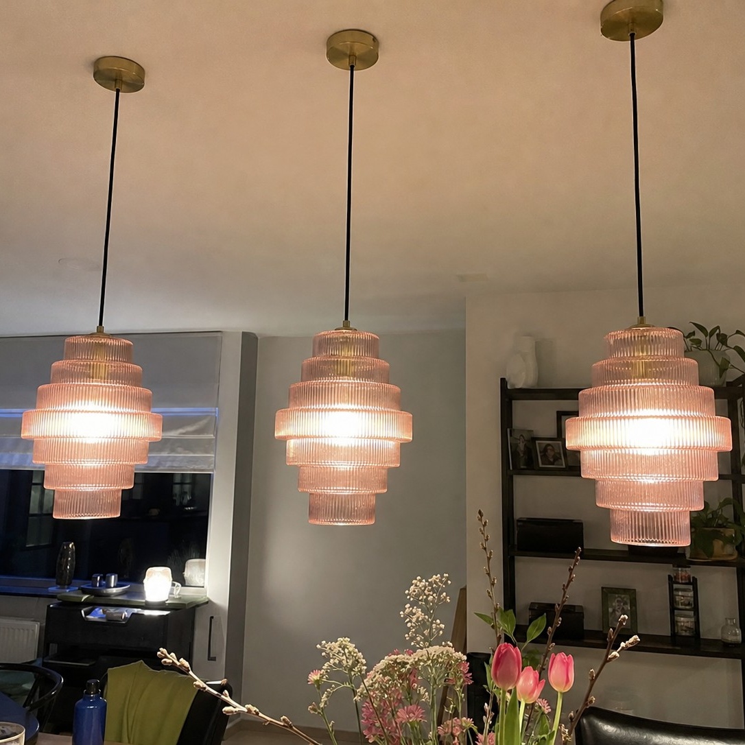 Klantfoto van roze Kaleon hanglampen met licht aan
