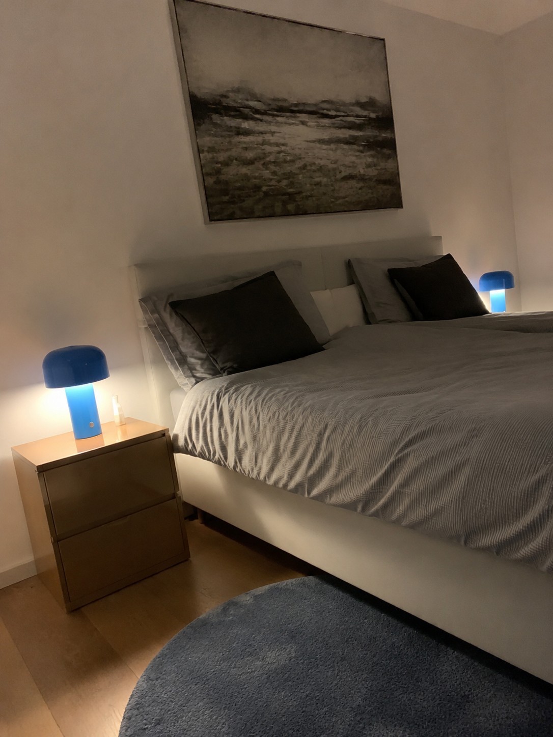 Klantfoto met blauwe paddenstoel tafellamp in een slaapkamer