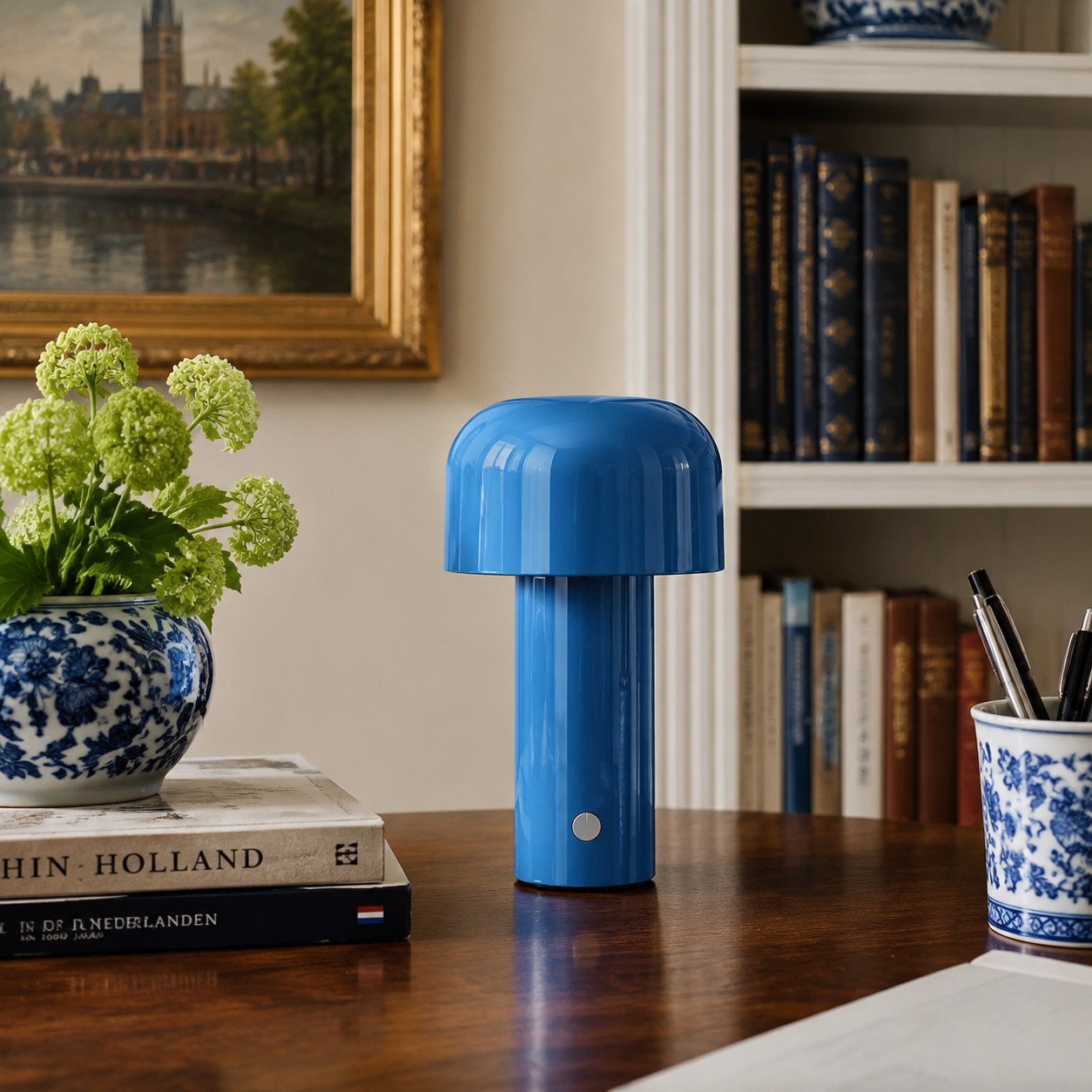 Blauwe paddenstoel tafellamp op een bureau