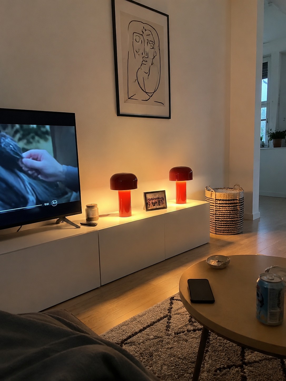 Klantfoto met rode paddenstoel tafellampen in een woonkamer