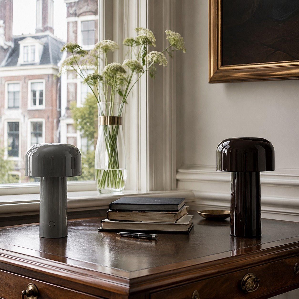Grijze en donkere paddenstoel tafellampen op een houten tafel