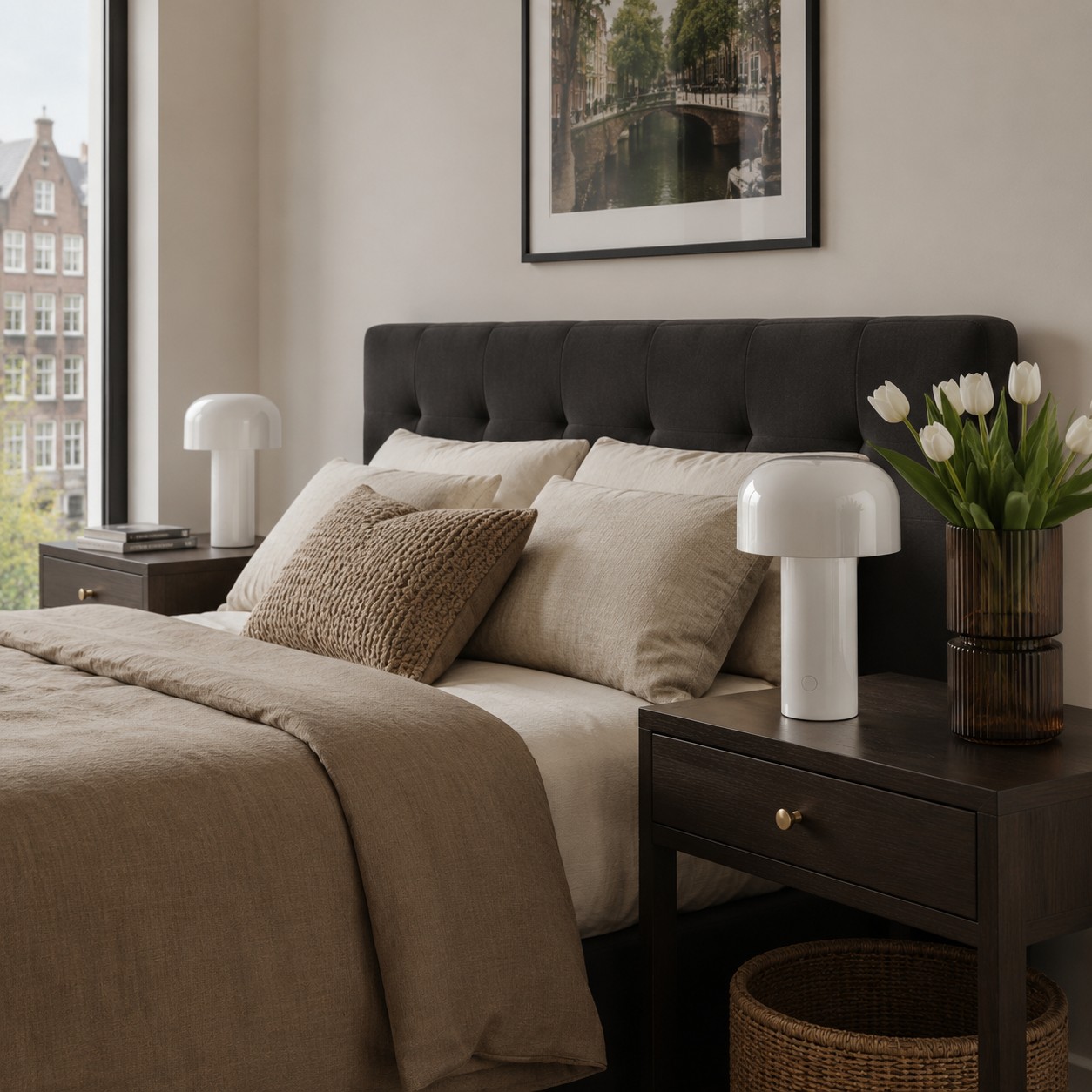 Gele paddenstoel tafellamp in een woonkamer